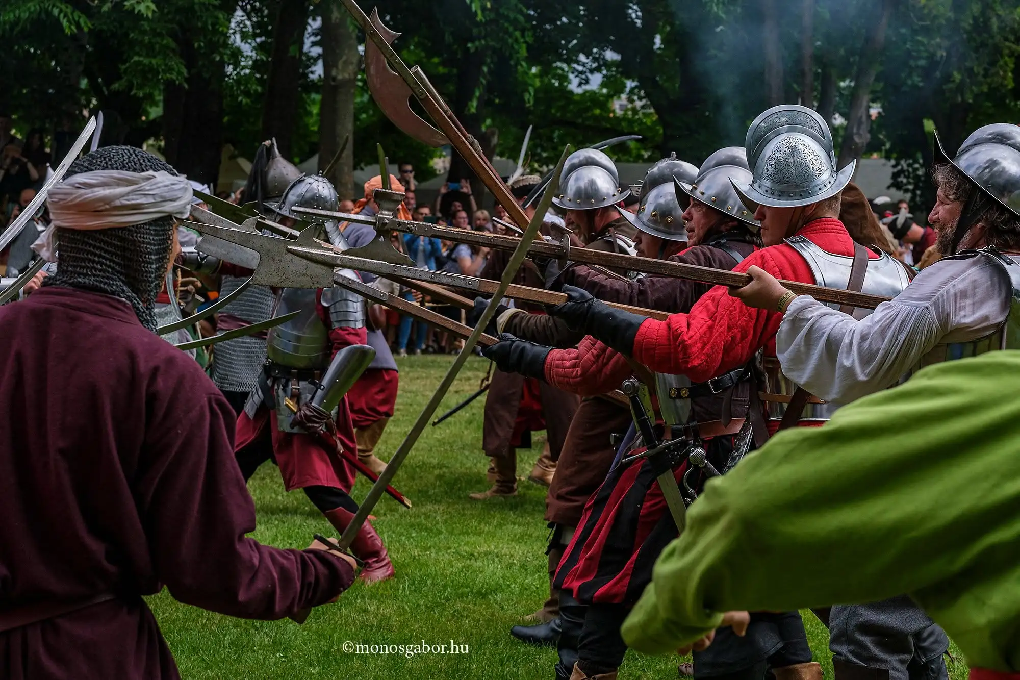 Spanyol tercio katonák korhű rekonstrukciója – píka, morion sisak, felzárkózott formáció